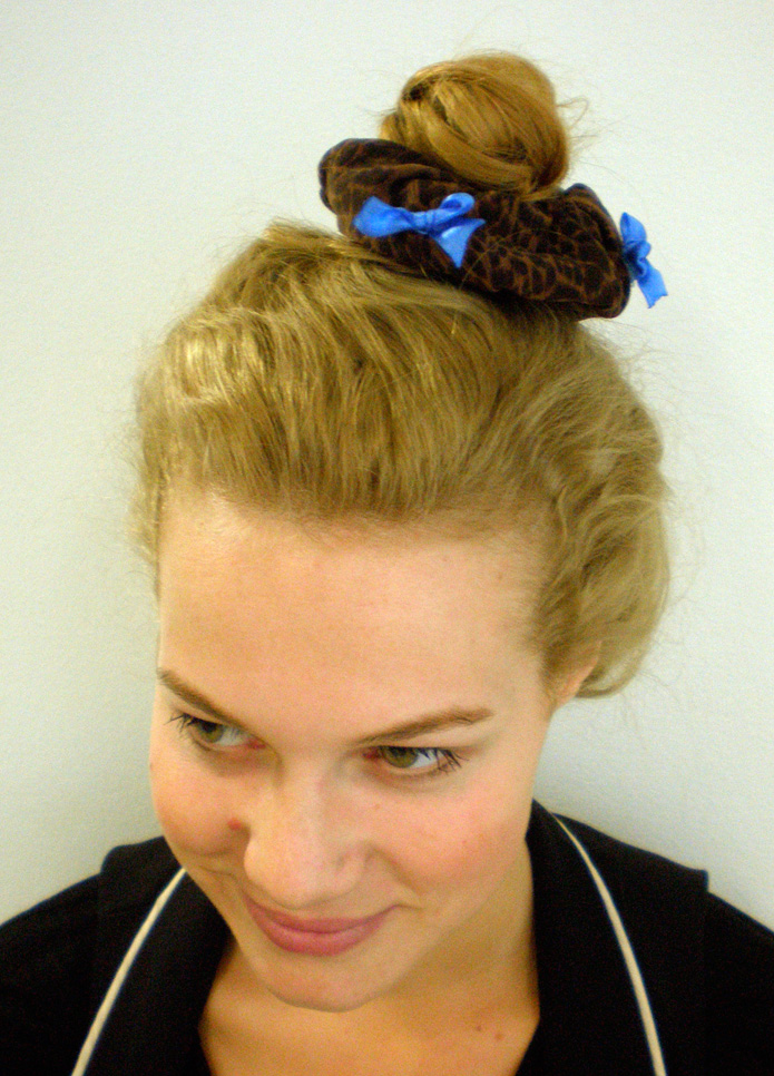 DIY Scrunchie | Learn how to make a hair scrunchie, just like we all used to wear in the 90's! The modern way to wear it is over a top knot, like this :-D
